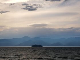 イランの海とタンカー