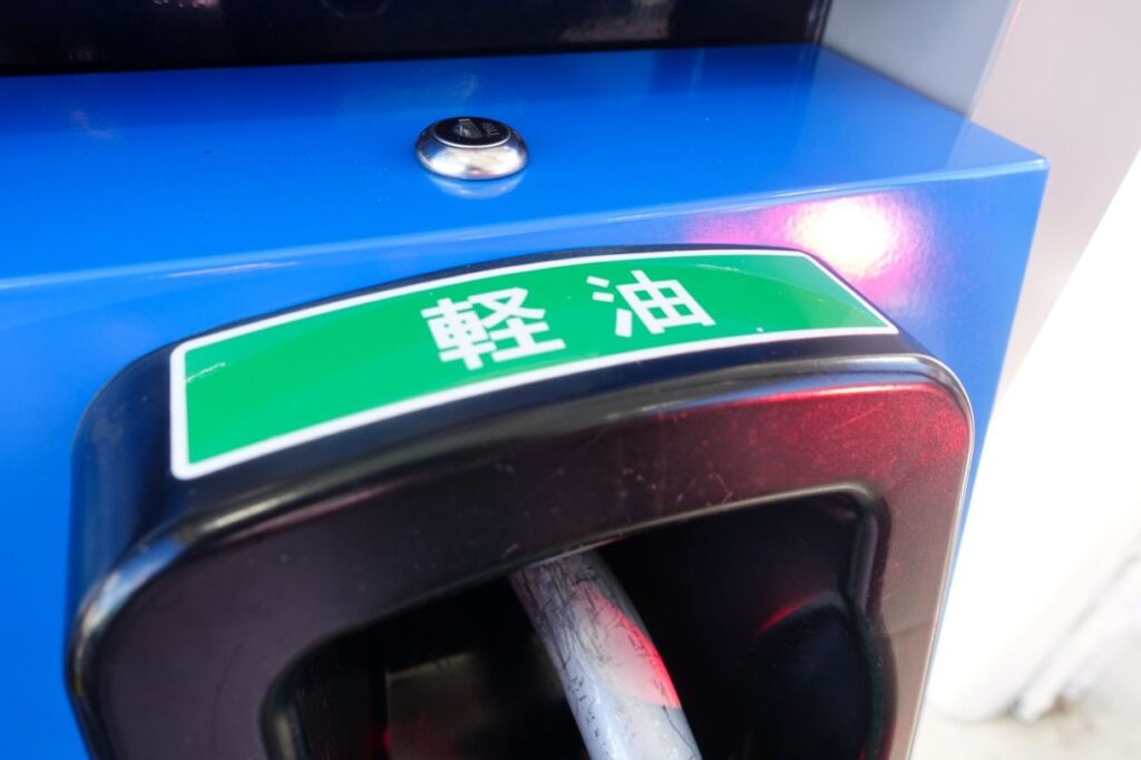 ガソリンスタンドの軽油の給油口