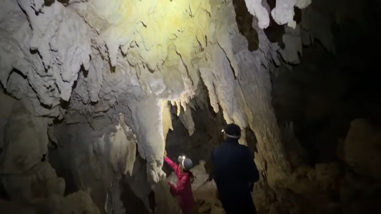 ビーチ清掃で知り合った島の人の案内で鍾乳洞を探検！