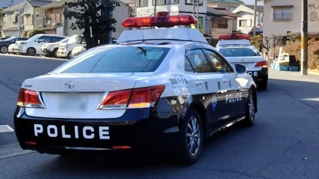 京都府警のパトカー2台