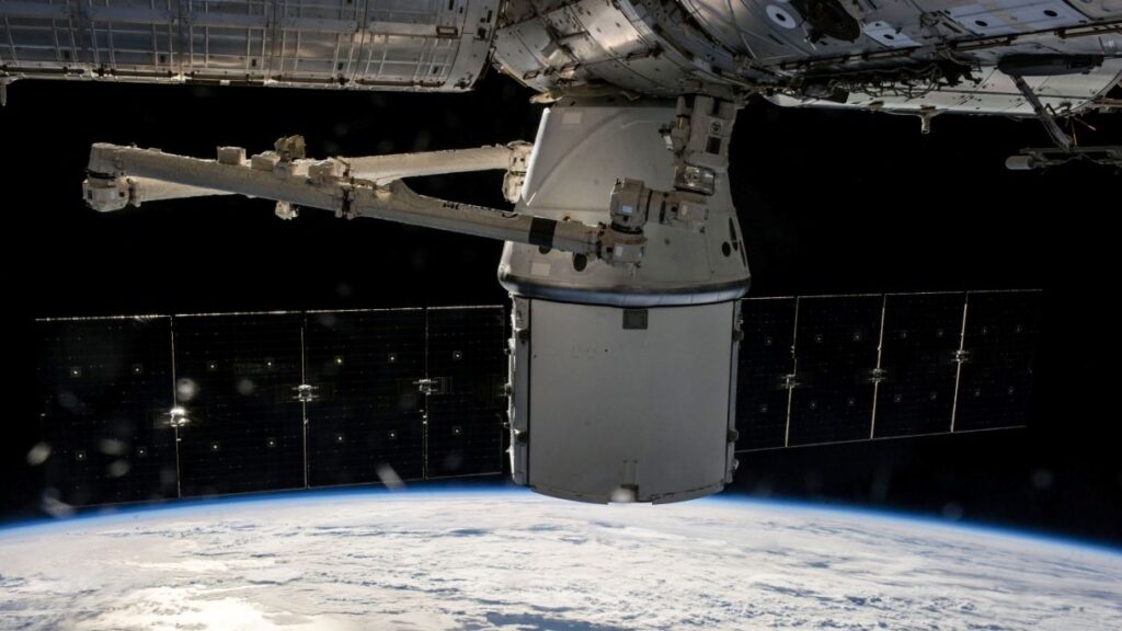 地球と人工衛星