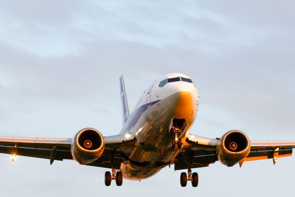 夕日に照らされる飛行機