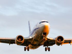 夕日に照らされる飛行機