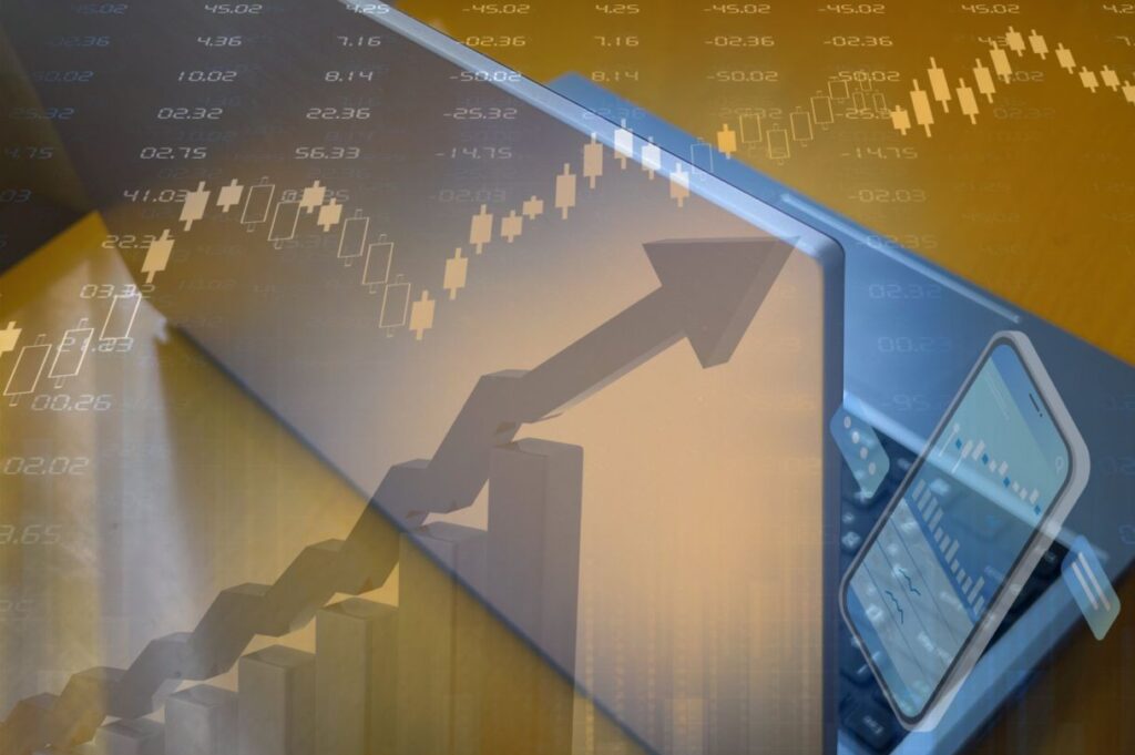 株価チャートとノートPCとスマートフォン