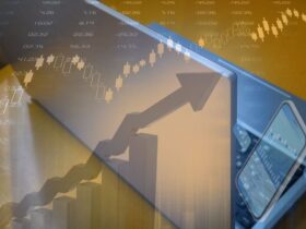 株価チャートとノートPCとスマートフォン