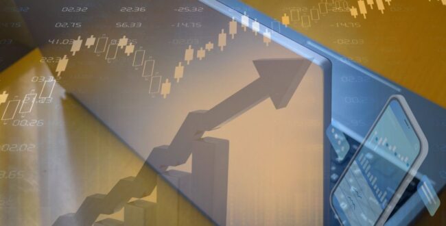 株価チャートとノートPCとスマートフォン