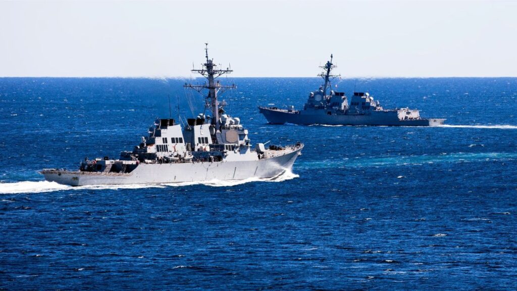 機雷を除去するアメリカ海軍のミサイル駆逐艦