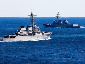 機雷を除去するアメリカ海軍のミサイル駆逐艦