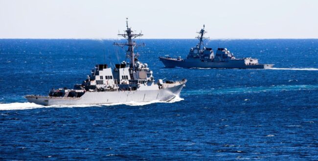 機雷を除去するアメリカ海軍のミサイル駆逐艦